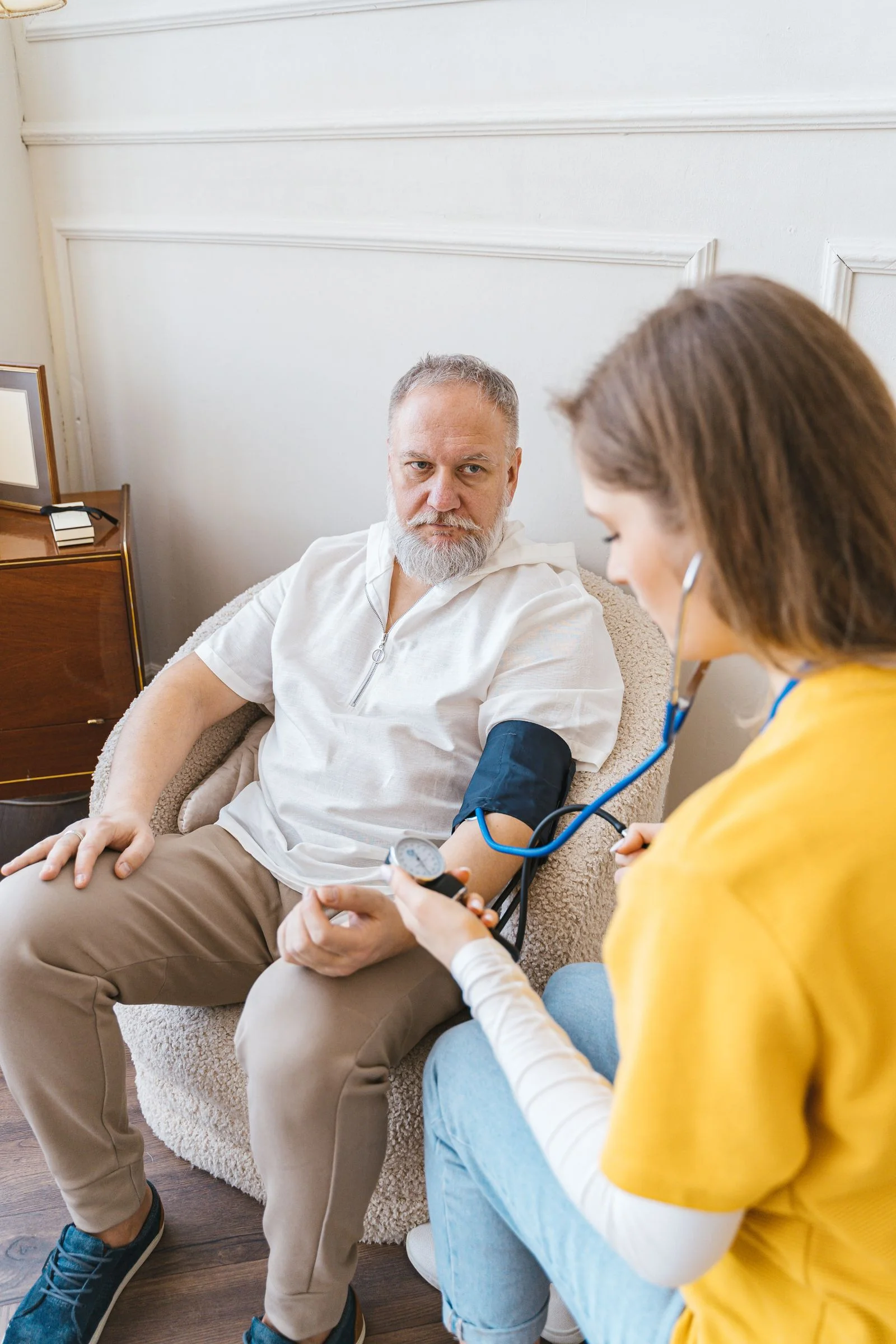 Blutdruckkontrolle in einer häuslichen Pflegesituation