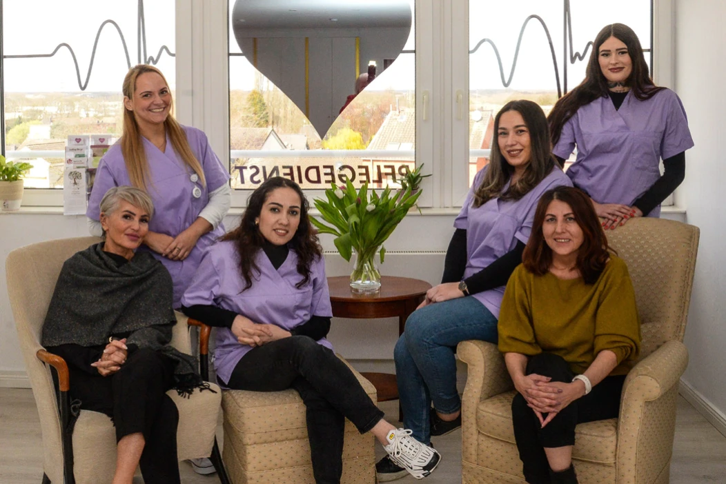 Das Team des Pflegedienstes K und D in den Büroräumen
